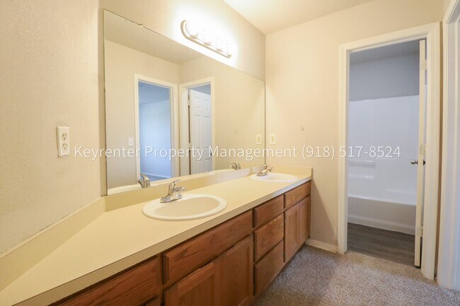 Building Photo - 3 Bed | 1.5 Bath in Central Tulsa! ***Accepts Vouchers***