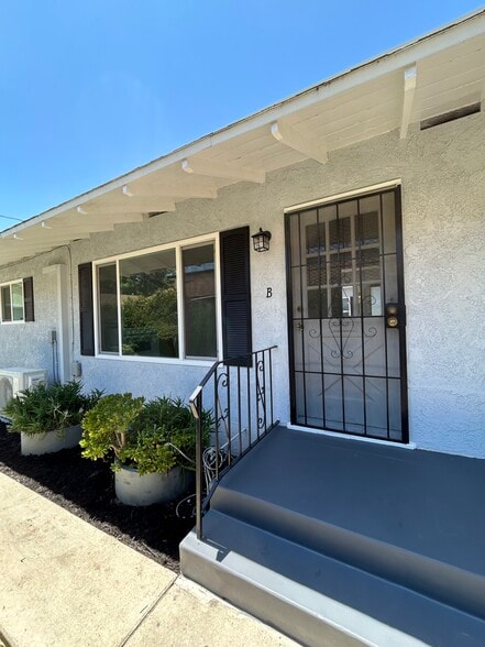Building Photo - 1206 W Victory Blvd