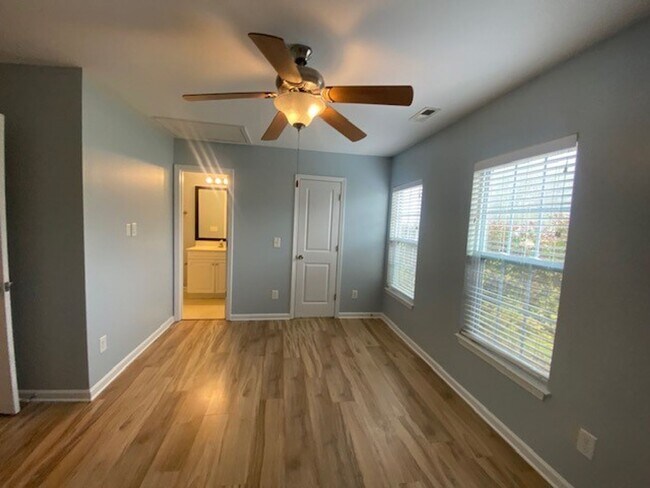 Building Photo - 8547 Heirloom Dr NE