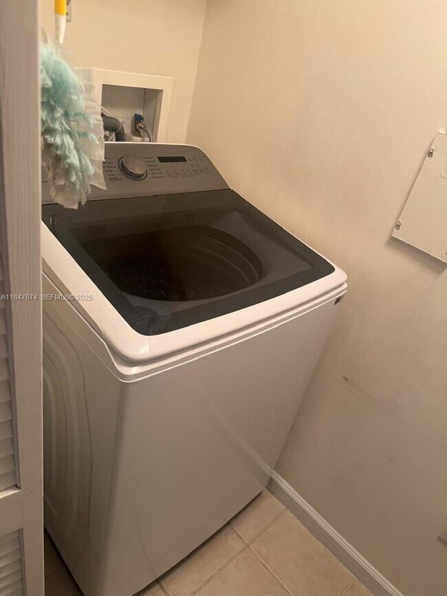 Building Photo - 19501 W Country Club Dr