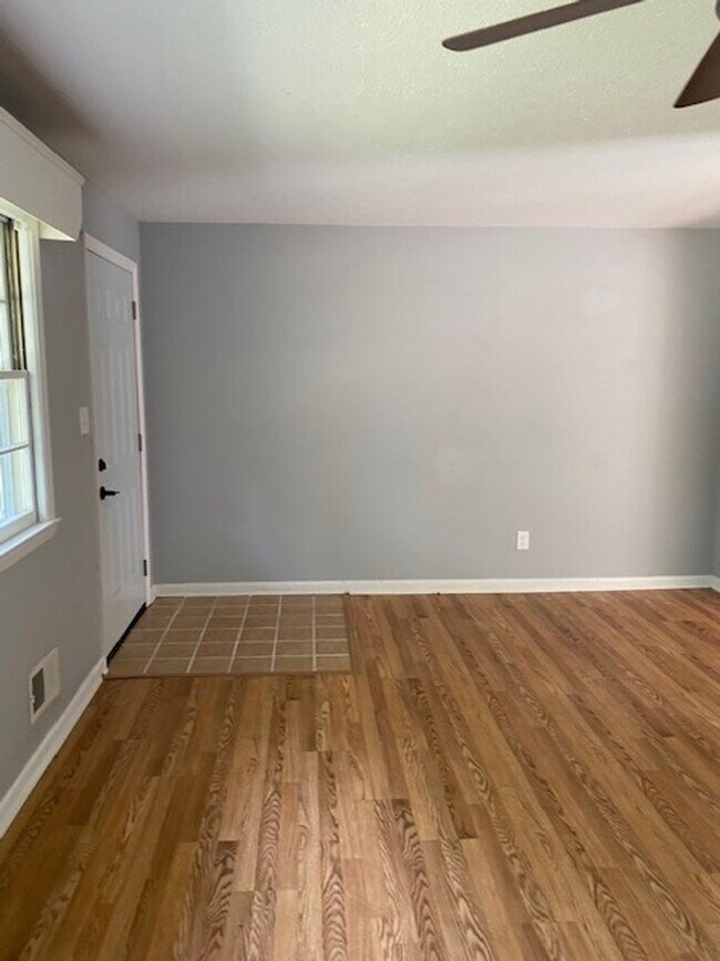 Building Photo - Brick Ranch Home in Pine Valley