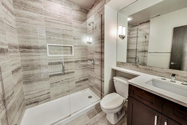 Building Photo - 2233 W Medill Ave