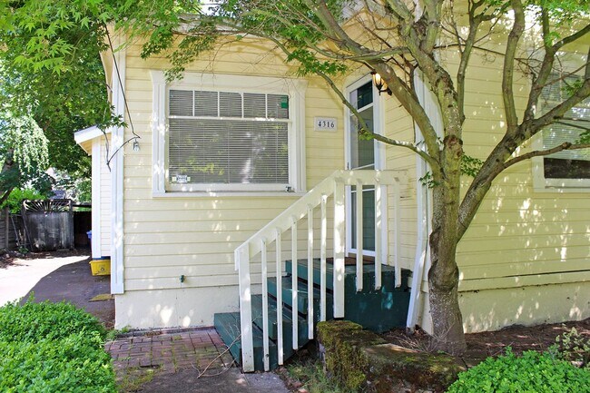Building Photo - Adorable 2++ Bedroom, 2 Bath Brooklyn Bungalow - steps to MAX line