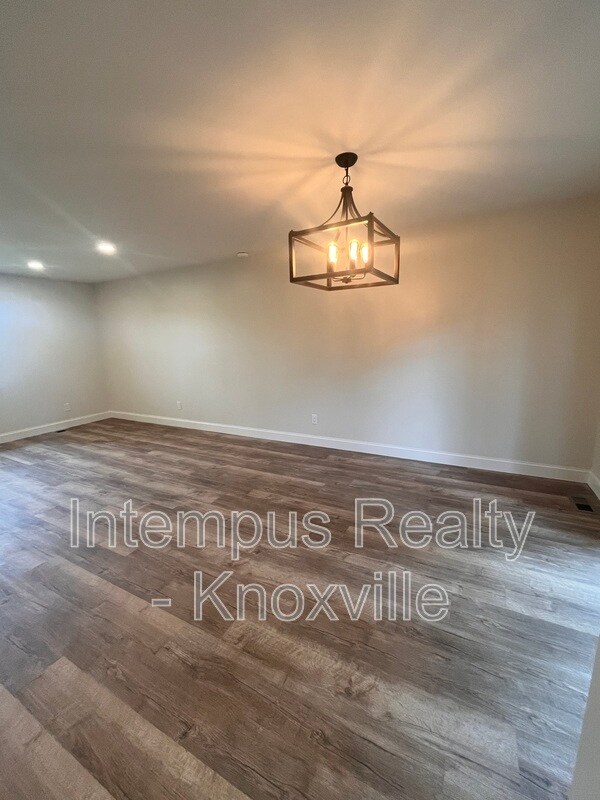 Building Photo - 228 Duzane Dr