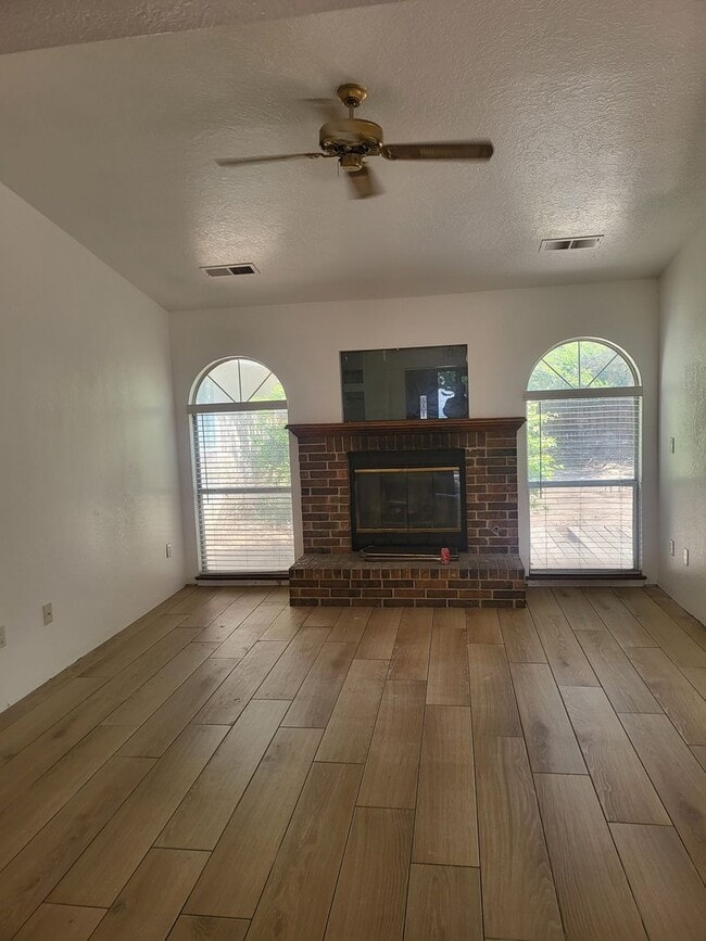 Building Photo - Taylor Ranch 3 Bedrooms  2 Bath  2/CG 1550/sf