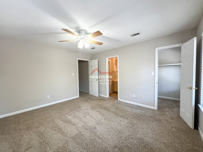 Building Photo - Location! 2-Bed Townhouse with 2.5 Baths i...