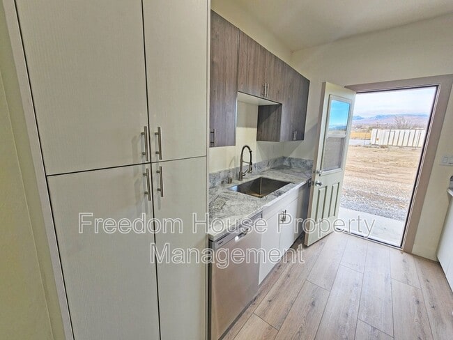 Building Photo - 1340 Arrowhead St