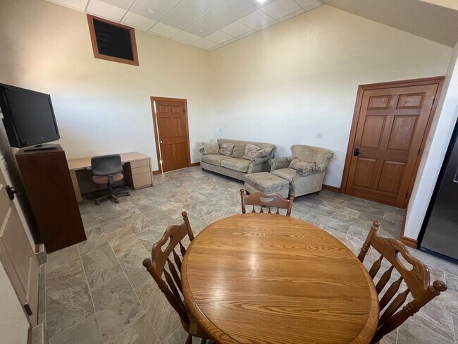 Building Photo - 1328 Chariot Ct