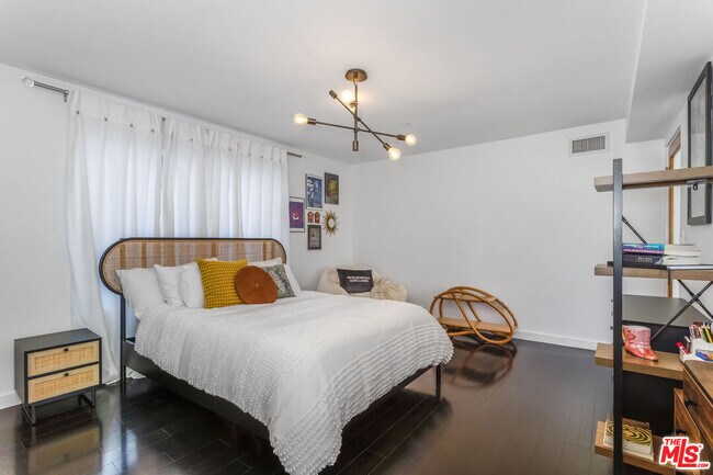 Building Photo - 900 N W Knoll Dr