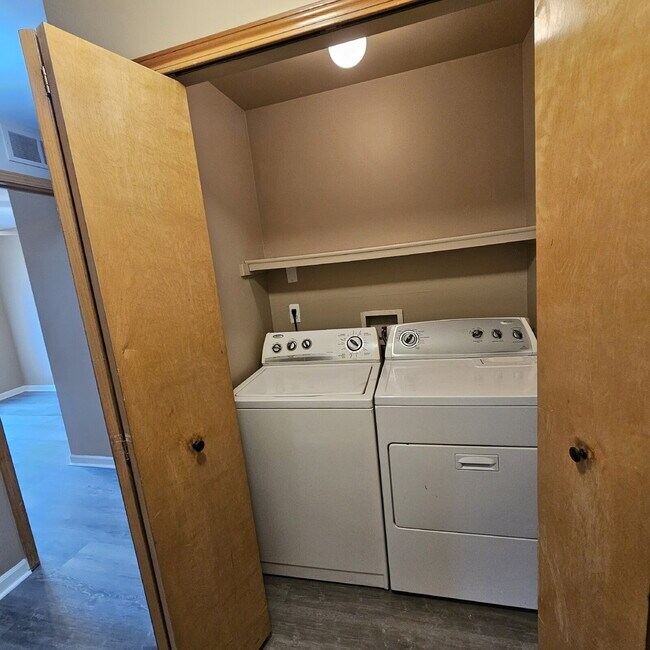 Building Photo - 2 Bedroom Lower Condo w/ Private Entrance....