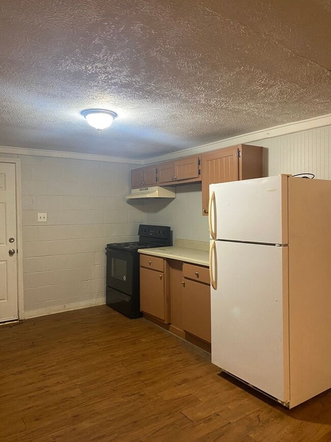 Building Photo - 2 Bedroom Duplex Available Now!