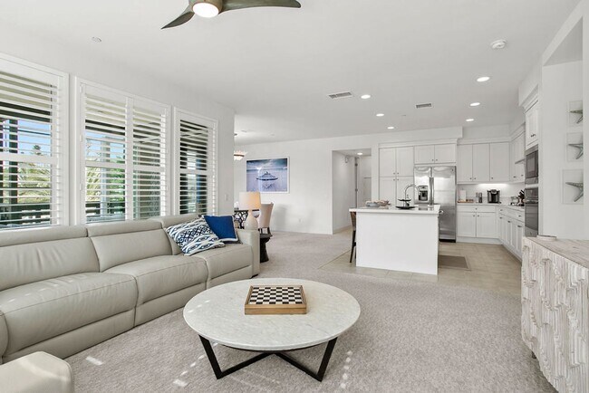 Building Photo - Luxurious Furnished Poolside Penthouse With Ocean Views!