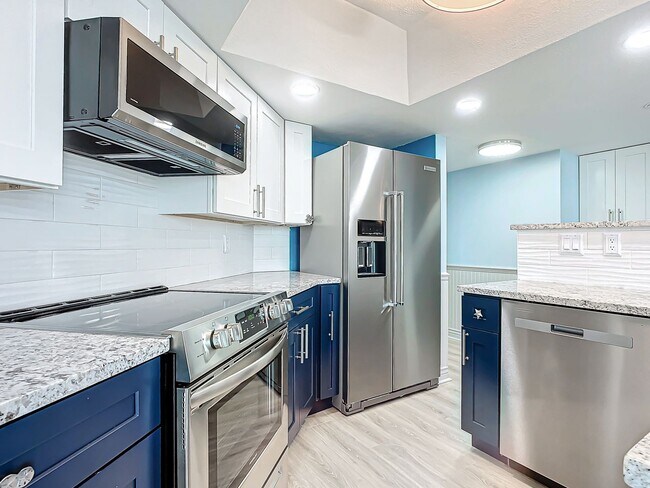 Building Photo - Stunning Penthouse Rental with Intracoasta...