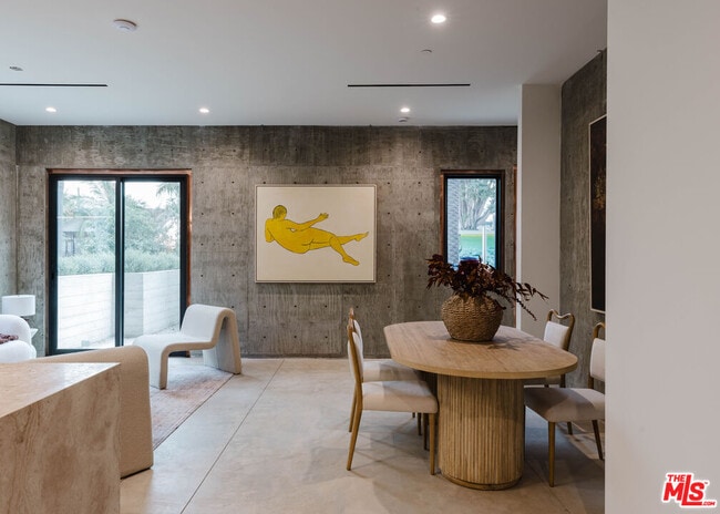 Building Photo - 2855 S Sycamore Ave