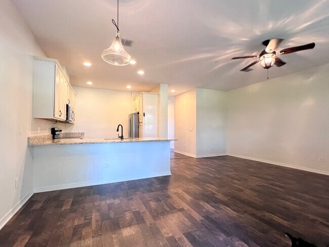 Building Photo - Gorgeous 3 bedroom, 2½ bath, 2 STORY townhome
