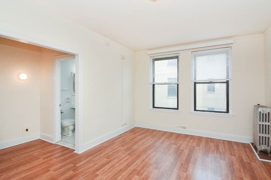 Building Photo - 3335 W Diversey Ave