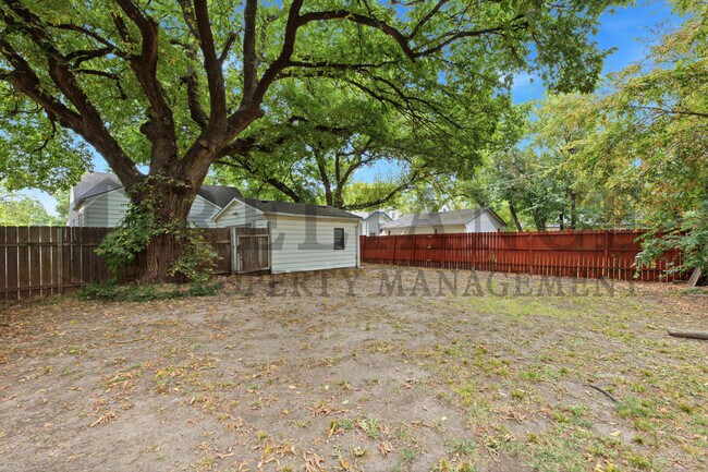 Building Photo - 703 S Grove Dr