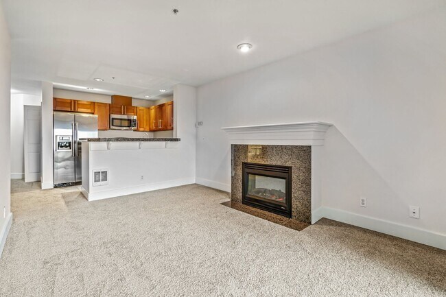 Building Photo - Uptown 2 bedroom 1 bath with garage parkin...