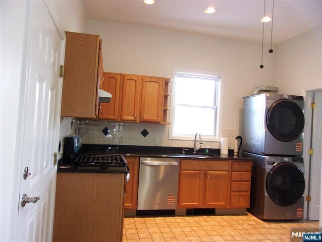 Building Photo - 1 Hawthorne Ave