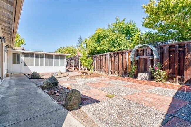 Building Photo - 5 Bedroom 3-bathroom Large single level home!