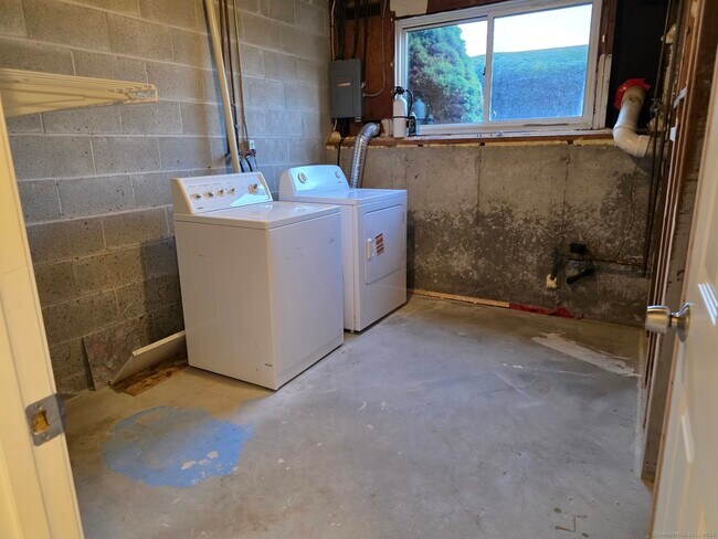 Building Photo - 552 Shennecossett Rd