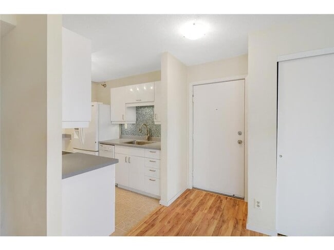 Building Photo - 66 9th St E