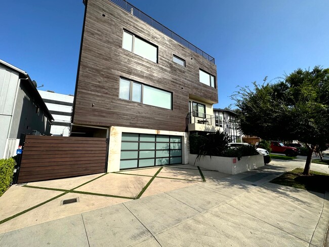 Building Photo - Fantastic 4 story Townhome - 3 bed - 3.5 b...