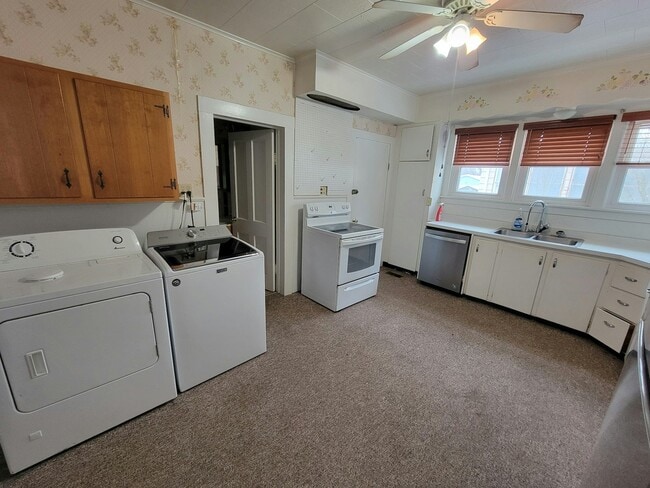 Building Photo - 45 Maple St