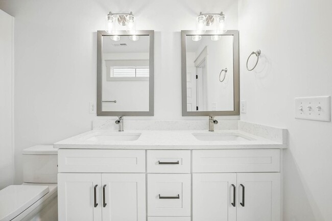 Building Photo - 3 Bedroom 2 1/2 Bath Luxury Home Near Madison Street!