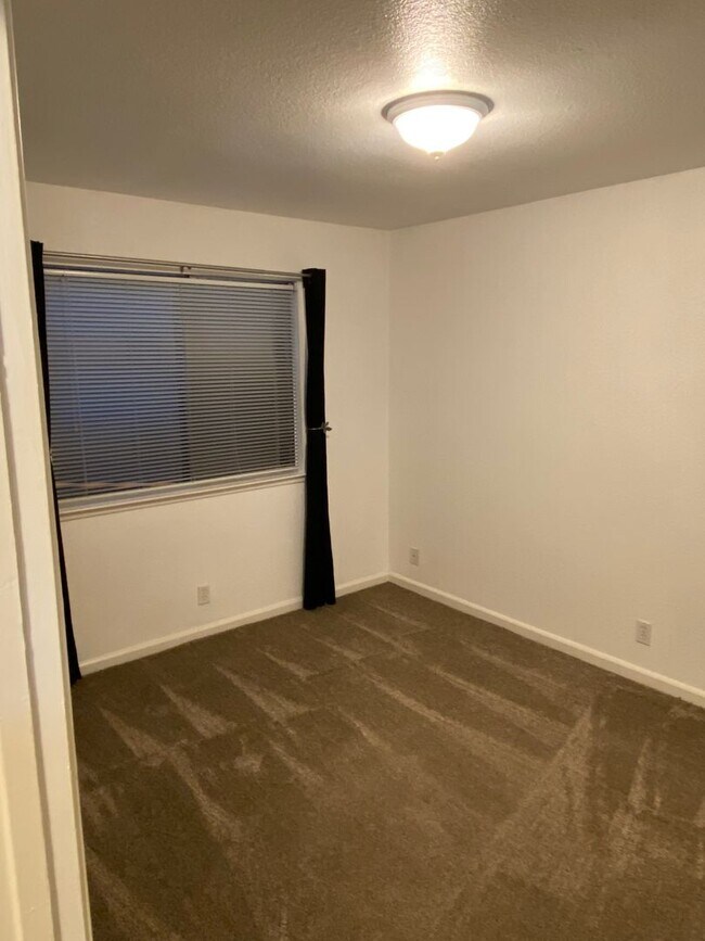 Building Photo - Cozy 3-Bedroom Condo with Washer/Dryer and...