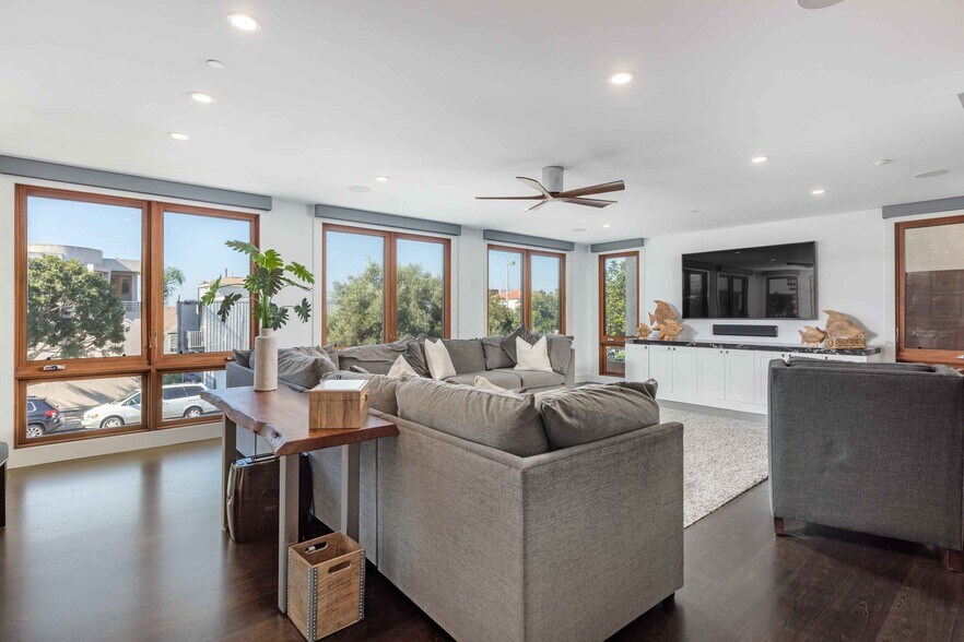 Building Photo - 716 Manhattan Ave