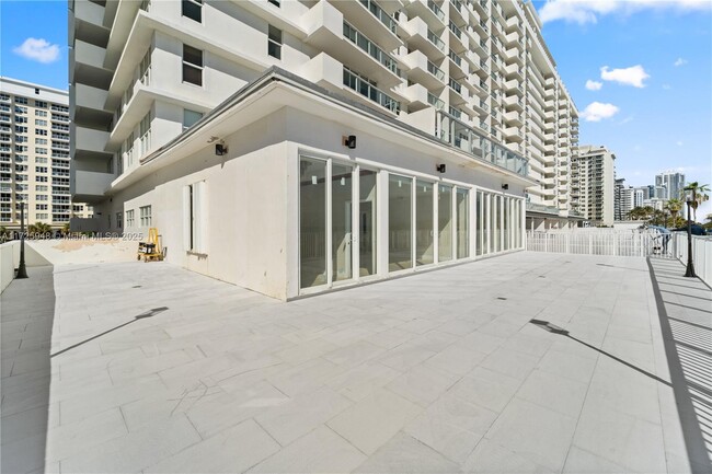 Building Photo - 5601 Collins Ave