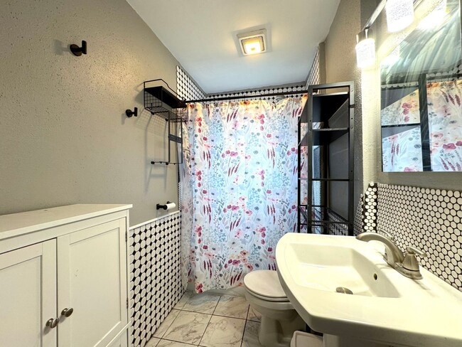 Building Photo - 2 Bed 1 Bath in WEBSTER GROVES w/ Fenced Yard