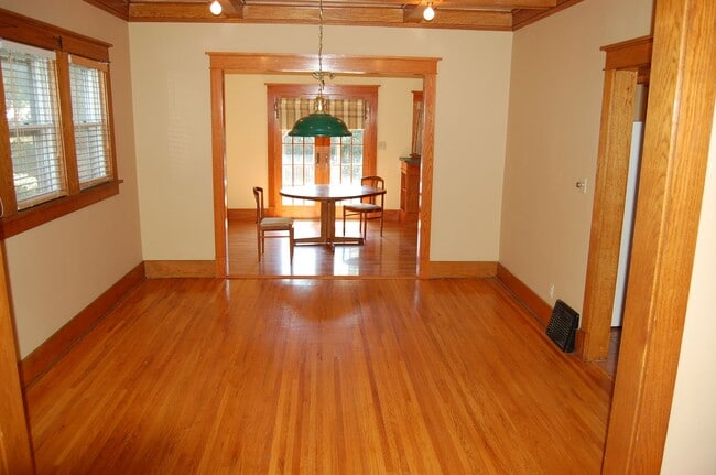 Building Photo - Classic charm in Near South!