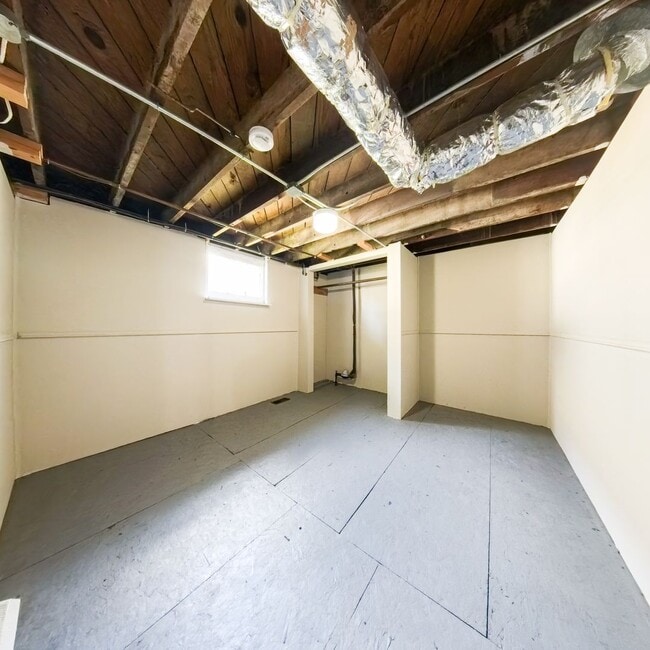 Building Photo - Newly updated 5 bedroom 2 bathroom home
