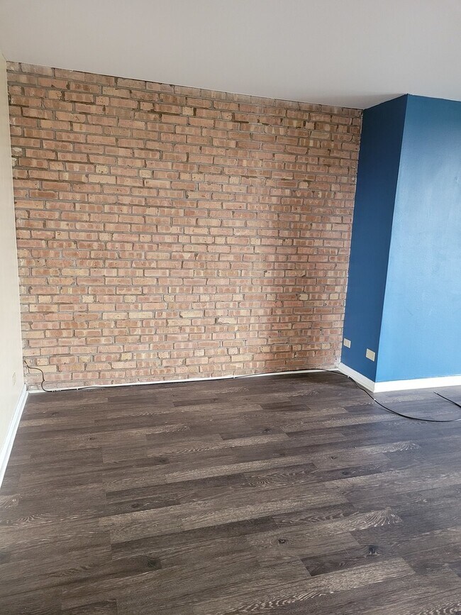 Building Photo - 6010 Oakwood Dr