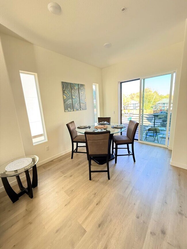 Building Photo - Elegant Riverside Escape — New Townhome Steps from the Truckee River