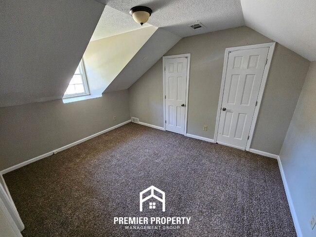 Building Photo - Massive 5BR/3BA Executive Home in East Memphis | Screened Porch & 2,200+ Sq Ft