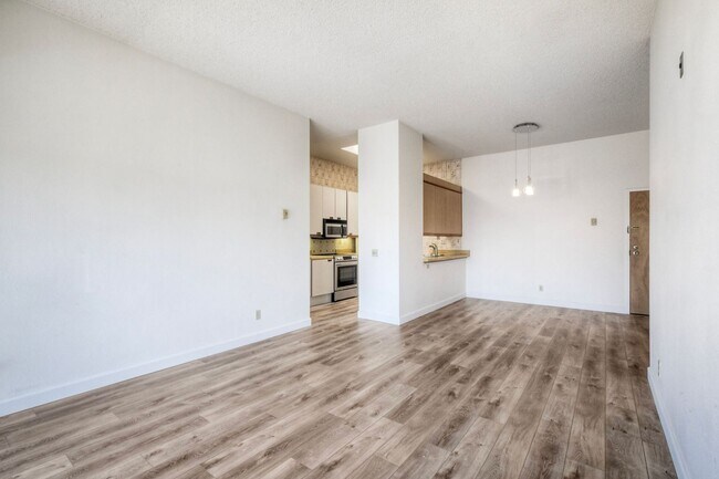 Building Photo - La Jolla Pines- Top Level 2 Bed/2 Ba Available Now!!