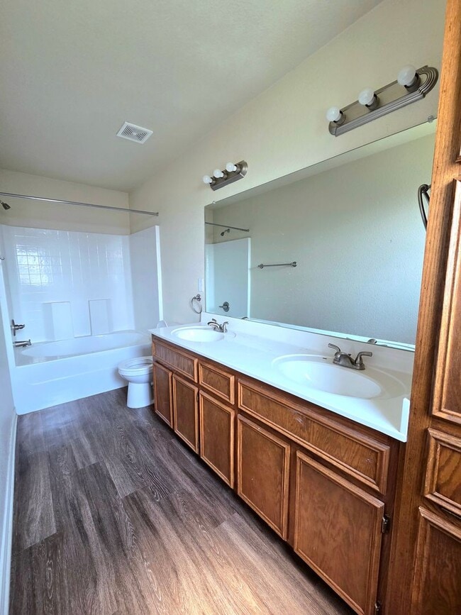 Building Photo - AVAILABLE NOW! (SECTION 8 ACCEPTED)