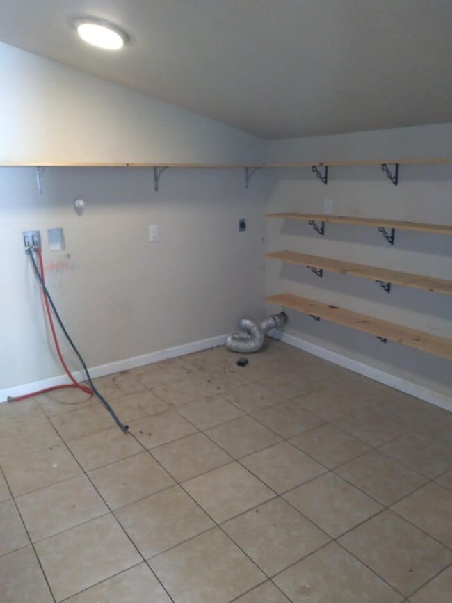 Building Photo - 216 S Pecan St