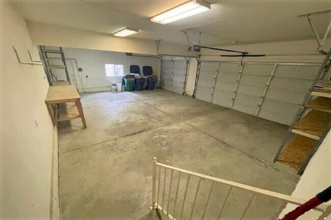 Building Photo - 2009 Sweetbriar Ln