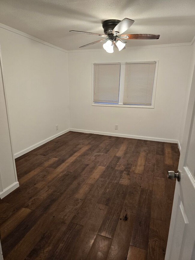 Building Photo - Updated 3BD/1BA