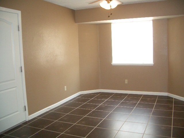 Building Photo - 9120 Peach Ave