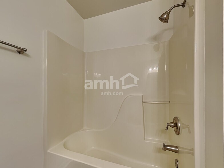 Building Photo - 2113 Lynwood Pl
