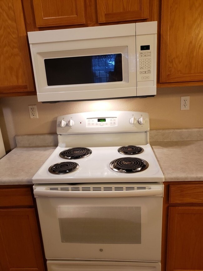 Building Photo - Northwoods Condo - 2 bed / 1 bath with assigned parking