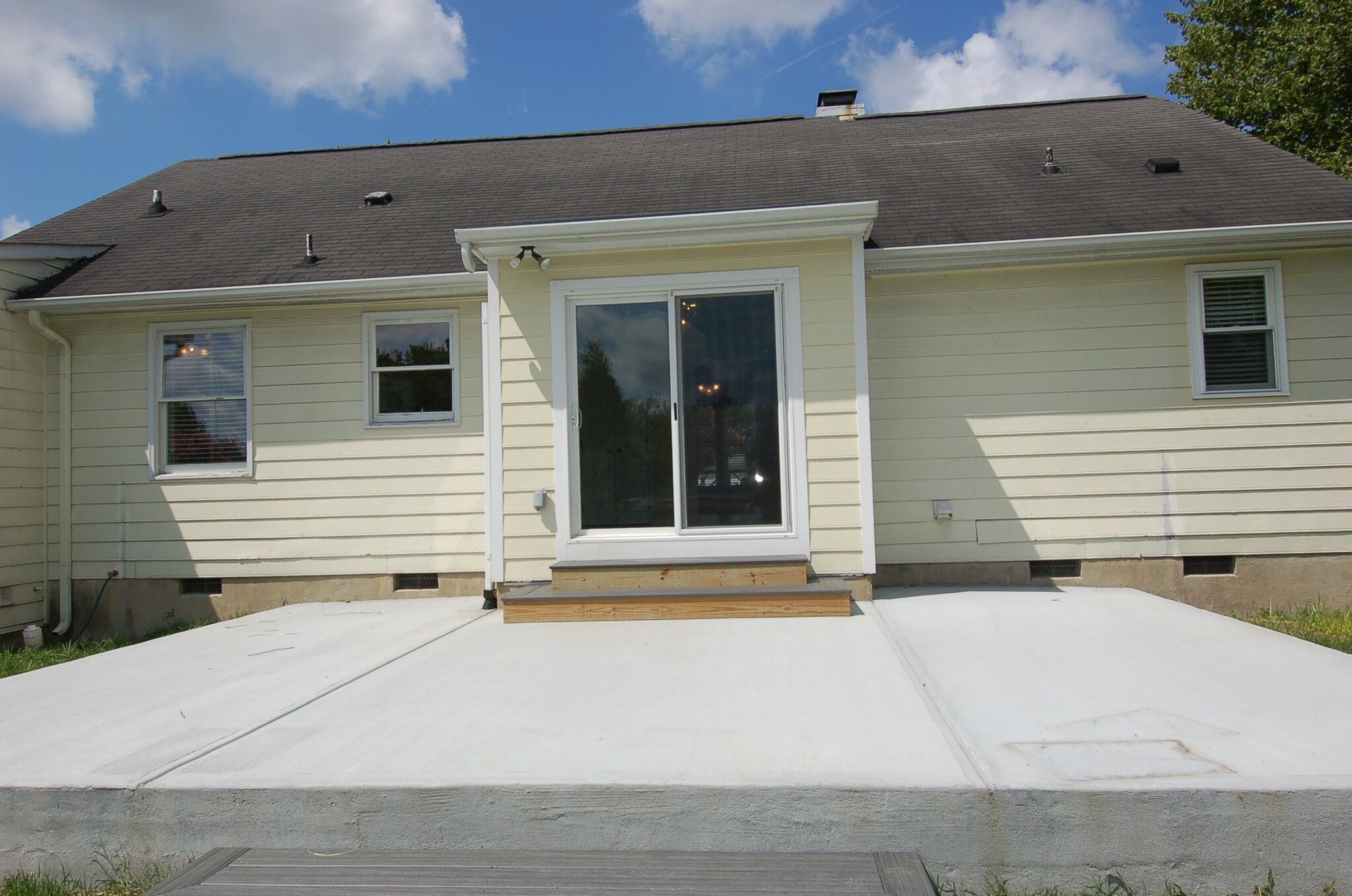 Building Photo - 705 S Hughes St