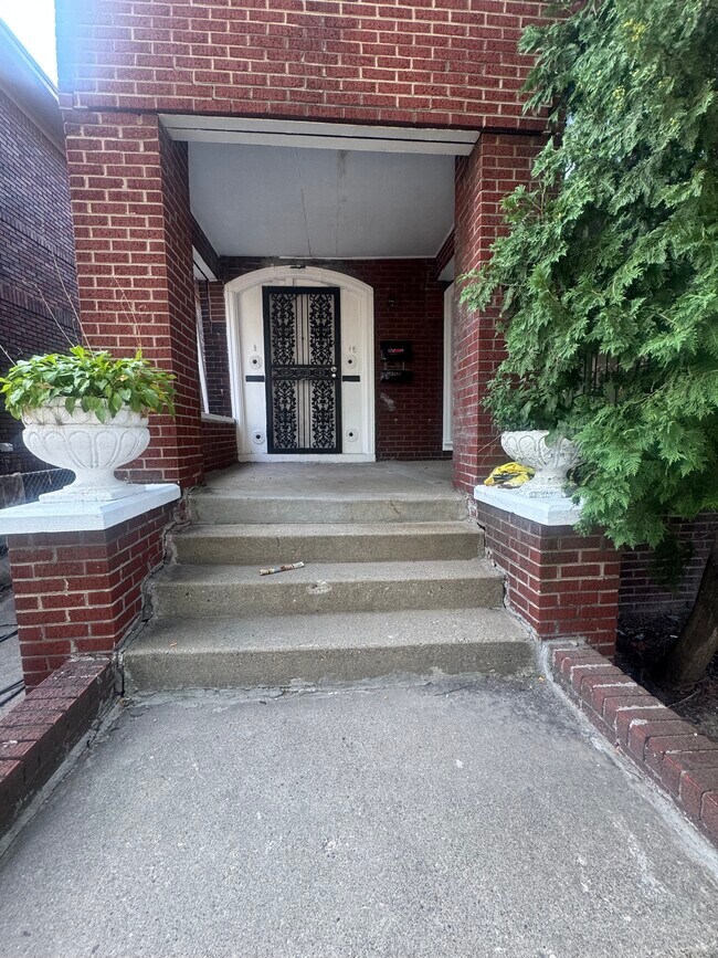 Building Photo - 3040 Fullerton Ave