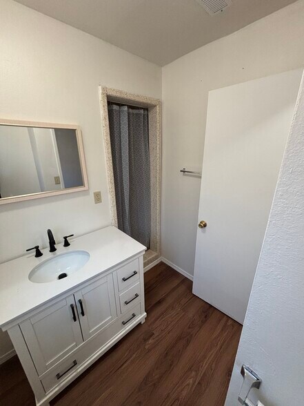 Building Photo - 226 W 20th St