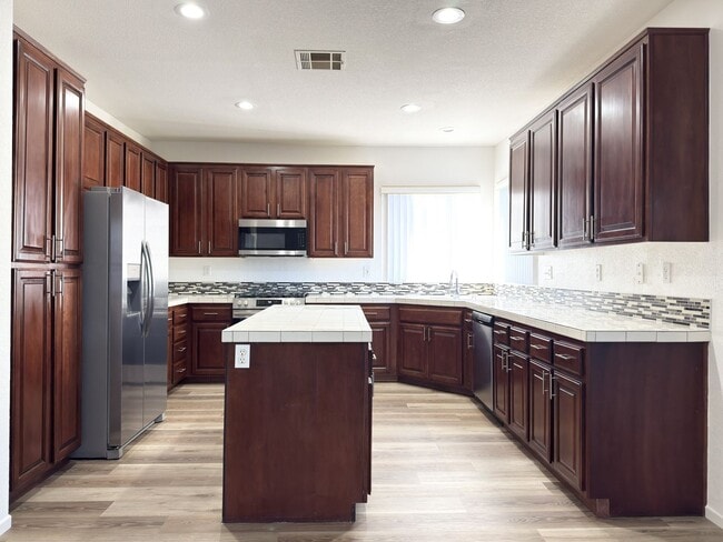 Building Photo - Spacious Home with Expansive Loft!